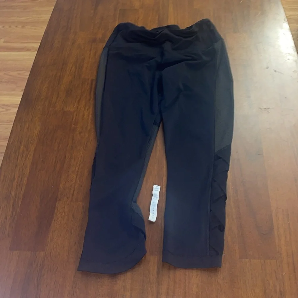 Lululemon Black Capri Mesh Criss Cross Leggings. Size 8.